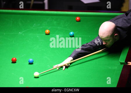 Gdynia, Polonia. Il 27 febbraio, 2015. PTC Gdynia Snooker polacco Open 2015. Liang facce Wenbo Robbie Williams durante il primo giorno del torneo a Gdynia Arena sports hall Credito: Michal Fludra/Alamy Live News Foto Stock