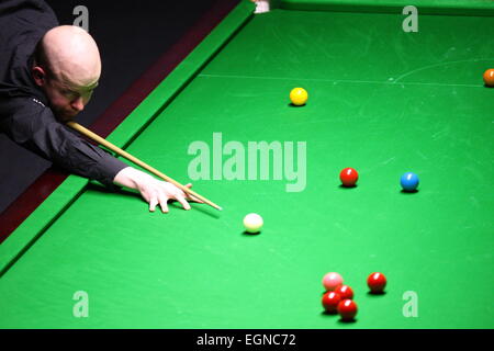 Gdynia, Polonia. Il 27 febbraio, 2015. PTC Gdynia Snooker polacco Open 2015. Liang facce Wenbo Robbie Williams durante il primo giorno del torneo a Gdynia Arena sports hall Credito: Michal Fludra/Alamy Live News Foto Stock