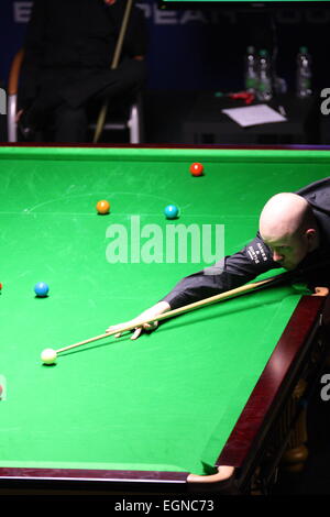 Gdynia, Polonia. Il 27 febbraio, 2015. PTC Gdynia Snooker polacco Open 2015. Liang facce Wenbo Robbie Williams durante il primo giorno del torneo a Gdynia Arena sports hall Credito: Michal Fludra/Alamy Live News Foto Stock