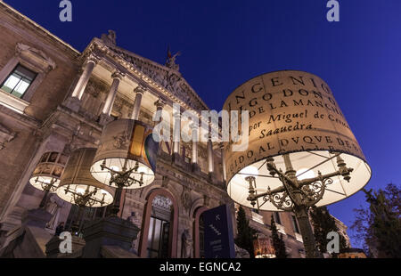 Lampade in scale e ingresso principale con i monumenti della Biblioteca Nacional de España (Biblioteca Nazionale di Spagna) a notte. Foto Stock