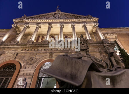 Alfonso X el Sabio di Jose Alcoverro in entrata principale della Biblioteca Nacional de España, Biblioteca Nazionale di Spagna, di notte. Foto Stock