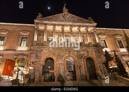 Scale e ingresso principale con i monumenti della Biblioteca Nacional de España (Biblioteca Nazionale di Spagna) a notte. Foto Stock