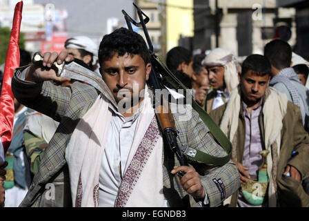 Sanaa, Yemen. Il 27 febbraio, 2015. I sostenitori della sciita gruppo Houthi prendere parte a una manifestazione contro le interferenze straniere in Sanaa, Yemen, 27 febbraio 2015. Migliaia di pro-Houthi manifestanti sono scesi in piazza a Sanaa contro le interferenze straniere in Yemen il venerdì. © Hani Ali/Xinhua/Alamy Live News Foto Stock