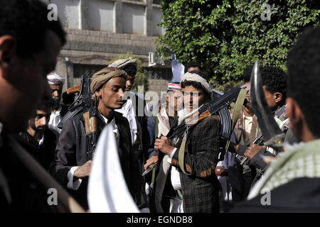 Sanaa, Yemen. Il 27 febbraio, 2015. I sostenitori della sciita gruppo Houthi prendere parte a una manifestazione contro le interferenze straniere in Sanaa, Yemen, 27 febbraio 2015. Migliaia di pro-Houthi manifestanti sono scesi in piazza a Sanaa contro le interferenze straniere in Yemen il venerdì. © Hani Ali/Xinhua/Alamy Live News Foto Stock