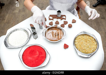 La produzione del cioccolato candy Foto Stock