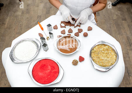 La produzione del cioccolato candy Foto Stock