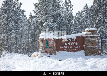 Parco Nazionale di Bryce Canyon ingresso sign in Utah, Stati Uniti d'inverno. Foto Stock