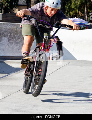 Un ragazzo fare acrobazie su una bicicletta ad un skate park a Santa Barbara, California. Foto Stock