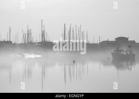 Foschia sopra il fiume Deben, Felixstowe Ferry, Suffolk, Regno Unito. Foto Stock