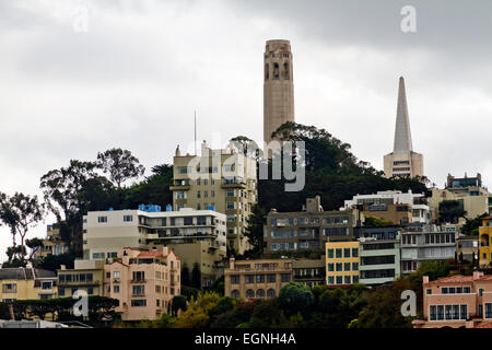 Torre Coit e la Piramide Transamerica visto dall'Embarcadero in San Francisco Foto Stock