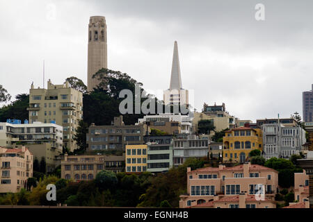 Torre Coit e la Piramide Transamerica visto dall'Embarcadero in San Francisco Foto Stock