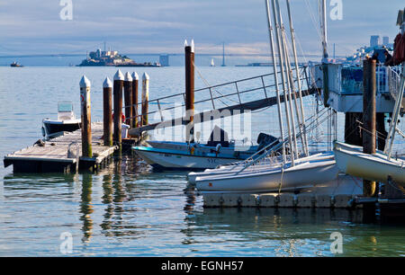 Isola di Alcatraz e il Ponte della Baia di San Francisco con un dock e barche a vela in primo piano come si vede da Sausalito. Foto Stock