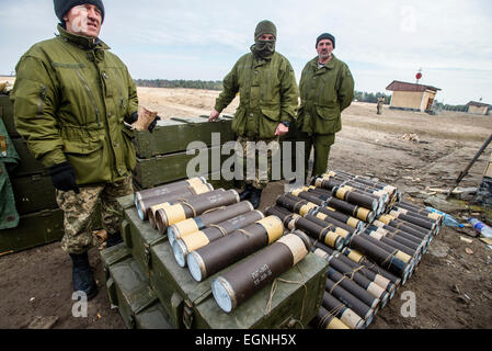 Soldato che mostra di razzi per SPG recoilless gun utilizzando per la cottura di formazione con SPG recoilless pistole e fucili Kalashnikov al 169a centro di formazione di suolo ucraino forze militari più grande formazione formazione in Ucraina, a Desna chiuso città di cantonment, Ucraina. Il 25 di febbraio. Foto di Oleksandr Rupeta Foto Stock