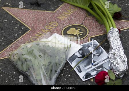 Los Angeles, California, USA. Il 27 febbraio, 2015. La gente paga il loro rispetto con fiori e fotografie a Hollywood Walk of Fame star di Leonard Nimoy. Nimoy, famoso per giocare il signor Spock in Star Trek è morto venerdì di fine stage la malattia polmonare ostruttiva cronica. Egli è stato 83. © Ringo Chiu/ZUMA filo/Alamy Live News Foto Stock