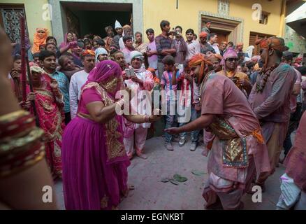 Mathura. Il 27 febbraio, 2015. Popolo Indiano ballare durante la Lathmar Holi festival presso il Radha Rani tempio in Barsana vicino a Mathura città di stato Indiano Uttar Pradesh, 27 febbraio 2015. Durante il festival, le donne di Barsana battere gli uomini da Nandgaon, la leggendaria città natale di Krishna, con dei bastoni di legno in risposta ai loro sforzi per gettare polvere di colore su di essi. Credito: Tumpa Mondal/Xinhua/Alamy Live News Foto Stock