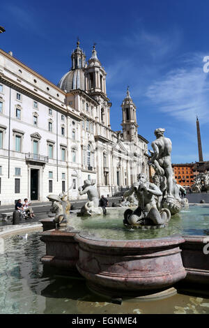 La Fontana del Moro in piedi in Piazza Navona a Roma. Foto Stock