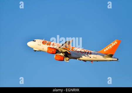 Easyjet, easy jet, Airbus A 319, 320, 321, decollo, prendere di, start, tramonto, sunrise, twilight, aeromobili, aereo, piano, Foto Stock