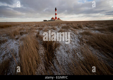 Faro di Westerheversand, sale palude e velme presso il parco nazionale del mare di Wadden, Westerhever, Schleswig-Holstein, Germania Foto Stock