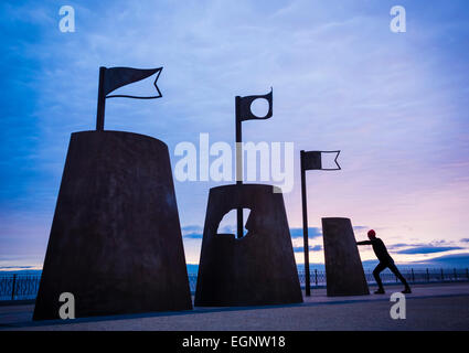 Whitley Bay, North Tyneside, Inghilterra, Regno Unito. Il 28 febbraio 2015. Meteo: un breve scorcio di colore a sunrise come un pareggiatore si estende nei pressi di acciaio il castello di sabbia di sedi di Whitley Bay Seafront. Bagnato e ventoso è previsioni per gran parte del Regno Unito nel corso del fine settimana. Credito: ALANDAWSONPHOTOGRAPHY/Alamy Live News Foto Stock