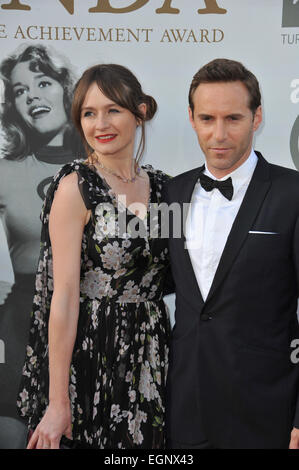 LOS ANGELES, CA - Giugno 5, 2014: Emily Mortimer & marito Alessandro Nivola al 2014 American Film Institute's Life Achievement Awards in onore di Jane Fonda, presso il Teatro di Dolby, Hollywood. Foto Stock