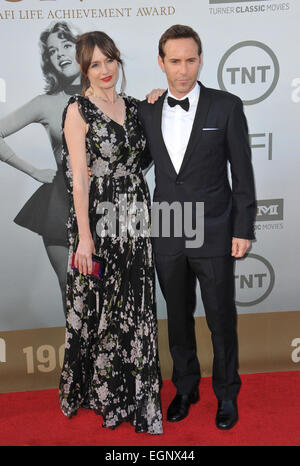 LOS ANGELES, CA - Giugno 5, 2014: Emily Mortimer & marito Alessandro Nivola al 2014 American Film Institute's Life Achievement Awards in onore di Jane Fonda, presso il Teatro di Dolby, Hollywood. Foto Stock