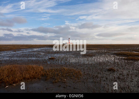 Faro di Westerheversand, sale palude e velme presso il parco nazionale del mare di Wadden, Westerhever, Schleswig-Holstein, Germania Foto Stock