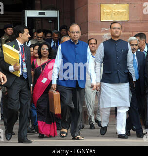 New Delhi, India. 28 Feb, 2015. Indiano Ministro delle finanze Arun Jaitley (C, anteriore) porta una valigetta contenente i file del bilancio dell'Unione per l'anno 2015-2016 come egli lascia il suo ufficio al di fuori del blocco del nord per il Parlamento europeo di presentare il bilancio dell'Unione a Nuova Delhi, India, 28 febbraio, 2015. India sabato ha svelato il suo bilancio, impegnandosi a eccitare l'economia riducendo le imposte sulle società e annunciando un universale sistema di previdenza sociale per tutti i suoi cittadini. Credito: Partha Sarkar/Xinhua/Alamy Live News Foto Stock