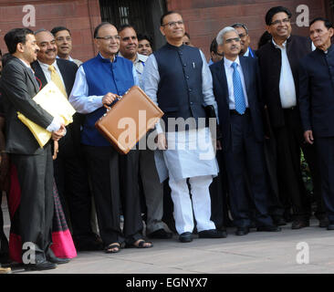 New Delhi, India. 28 Feb, 2015. Indiano Ministro delle finanze Arun Jaitley (4th, L) visualizza una valigetta contenente i file del bilancio dell'Unione per l'anno 2015-2016 come egli lascia il suo ufficio al di fuori del blocco del nord per il Parlamento europeo di presentare il bilancio dell'Unione a Nuova Delhi, India, 28 febbraio, 2015. India sabato ha svelato il suo bilancio, impegnandosi a eccitare l'economia riducendo le imposte sulle società e annunciando un universale sistema di previdenza sociale per tutti i suoi cittadini. Credito: Partha Sarkar/Xinhua/Alamy Live News Foto Stock