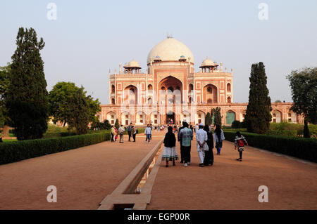 Popolo Indiano a piedi verso la tomba di Humayuns New Delhi India Foto Stock