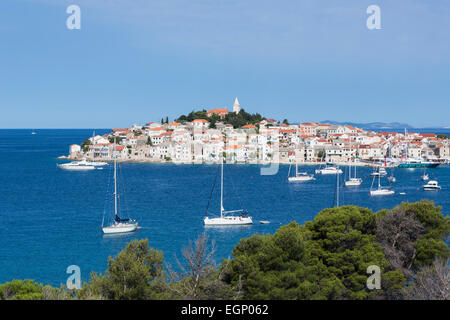 Primosten, Regione di Sibenik e di Knin, Croazia. Popolare località turistica sulla costa adriatica. Foto Stock