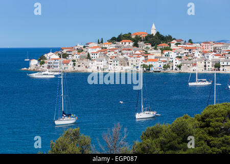 Primosten, Regione di Sibenik e di Knin, Croazia. Popolare località turistica sulla costa adriatica. Foto Stock
