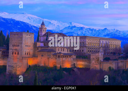 Alhambra, Sito Patrimonio Mondiale dell'UNESCO, della Sierra Nevada e la Alhambra al crepuscolo, Granada, Andalusia, Spagna Foto Stock