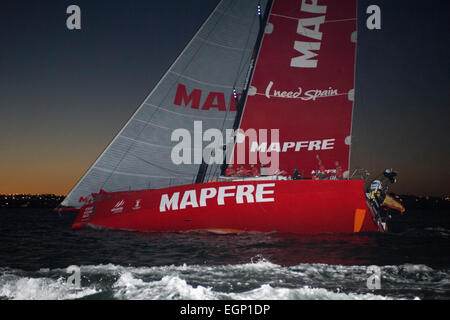 Auckland, Nuova Zelanda. Il 28 febbraio 2015. Volvo Ocean Race 2014 - 2015. Mapfre saltato dalla Xabi Fernandez (ESP) è la prima barca per completare quattro gambe in Auckland. 28/2/2015 Credit: Chris Cameron/Alamy Live News Foto Stock