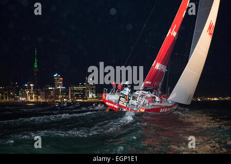 Auckland, Nuova Zelanda. Il 28 febbraio 2015. Volvo Ocean Race 2014 - 2015. Mapfre saltato dalla Xabi Fernandez (ESP) è la prima barca per completare quattro gambe in Auckland. 28/2/2015 Credit: Chris Cameron/Alamy Live News Foto Stock