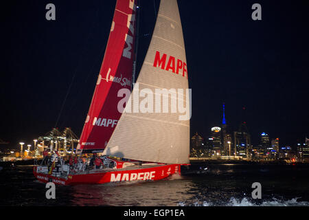 Auckland, Nuova Zelanda. Il 28 febbraio 2015. Volvo Ocean Race 2014 - 2015. Mapfre saltato dalla Xabi Fernandez (ESP) è la prima barca per completare quattro gambe in Auckland. 28/2/2015 Credit: Chris Cameron/Alamy Live News Foto Stock