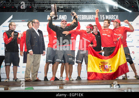 Auckland, Nuova Zelanda. Il 28 febbraio 2015. Volvo Ocean Race 2014 - 2015. Mapfre saltato dalla Xabi Fernandez (ESP) celebrare essendo la prima barca per completare quattro gambe in Auckland. 28/2/2015 Credit: Chris Cameron/Alamy Live News Foto Stock