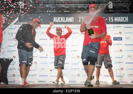 Auckland, Nuova Zelanda. Il 28 febbraio 2015. Volvo Ocean Race 2014 - 2015. Mapfre saltato dalla Xabi Fernandez (ESP) celebrare essendo la prima barca per completare quattro gambe in Auckland. 28/2/2015 Credit: Chris Cameron/Alamy Live News Foto Stock