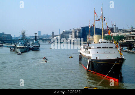 HMS Belfast e il Royal Yacht Britannia ormeggiate lungo il fiume Tamigi per celebrare il cinquantesimo anniversario del giorno ve, Londra, Gran Bretagna - Maggio 1995 Foto Stock