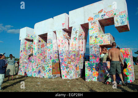 Amore scultura, festival di Glastonbury, Pilton, Somerset, Regno Unito - 28 giugno 2003. Foto Stock