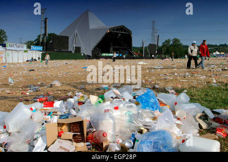 Cucciolata intorno alla fase della piramide dopo l'evento, il festival di Glastonbury, Pilton, Somerset, Regno Unito - 29 giugno 2003 Foto Stock