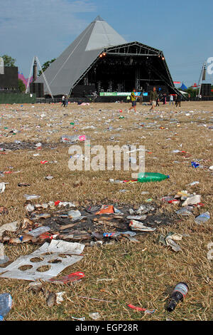 Cucciolata intorno alla fase della piramide dopo l'evento, il festival di Glastonbury, Pilton, Somerset, Regno Unito - 29 giugno 2003 Foto Stock