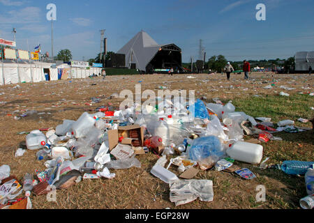 Cucciolata intorno alla fase della piramide dopo l'evento, Glastonbury Festival di musica, Pilton, Somerset, Regno Unito - 29 giugno 2003 Foto Stock