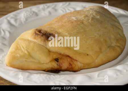 Tipica pizza napoletana rotolo con ripieni di salsa di pomodoro e mozzarella Foto Stock