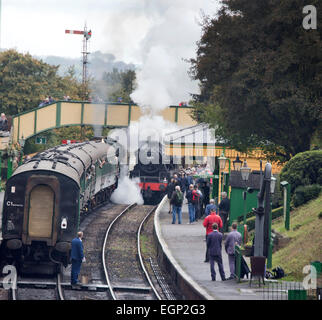 La locomotiva a vapore 45379 tirando in stazione Ropley sulla metà Hants Railway, Crescione (linea), Hampshire, Inghilterra, Regno Unito. Foto Stock