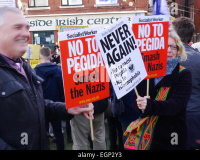 Newcastle upon Tyne, Regno Unito. Il 28 febbraio 2015. I dimostranti si riuniscono per il Newcastle Unite protesta contro il razzismo e la comparsa di anti-organizzazione islamica, Pegida, in Newcastle upon Tyne. Credito: Victor W. Adams / Alamy Live News Foto Stock