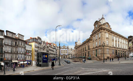 Vista dell'Almeida Garret piazza con la alla stazione ferroviaria di Sao Bento e Congregados Chiesa all'indietro Foto Stock