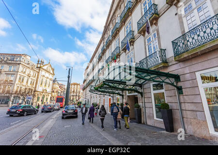 Ingresso del Palacio das Cardosas Intercontinental Hotel di fronte al Aliados Avenue e Piazza Liberdade. Un hotel a cinque stelle. Foto Stock