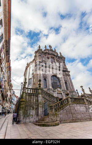 Porto, Oporto, Portogallo. La Chiesa di Clerigos, che è attaccato alla mitica Torre Clerigos, uno dei punti di riferimento e simboli della città. Foto Stock
