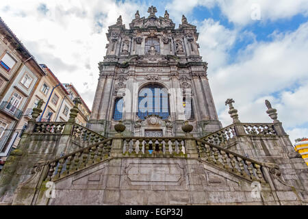 La Chiesa di Clerigos, che è attaccato alla mitica Torre Clerigos, uno dei punti di riferimento e i simboli della città di Porto Foto Stock