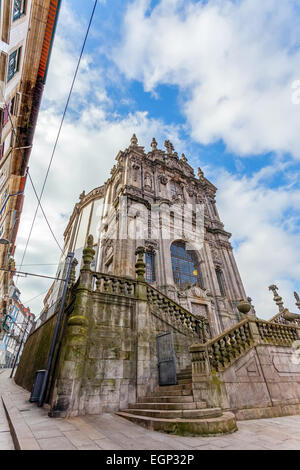 La Chiesa di Clerigos, che è attaccato alla mitica Torre Clerigos, uno dei punti di riferimento e i simboli della città di Porto Foto Stock